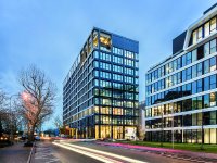 Die elegant detaillierte Glasfassade überzeugt nicht nur ästhetisch, sondern steuert mit dem bauwerkintegrierten Photovoltaiksystem von Schüco auch einen erheblichen Teil des Gesamtenergiebedarfes bei