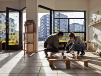 Die Studierenden Leon Falke und Louisa Brüssermann bei der Arbeit im Atelier für ressourcenschonendes und kreislauforientiertes Bauen