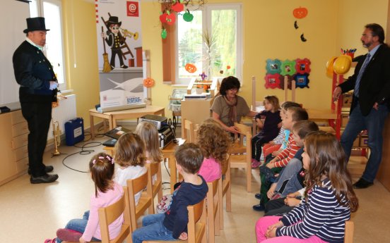 42c_HESA zu Besuch in der Kita Holzwürmchen Empfertshausen_Oktober_2014.JPG