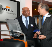 Der Hamburger Wirtschaftssenator Ian Karan (links) informiert sich über intelligente Transportkonzepte bei Bert-Jan Knoef, Vorsitzender der STILL-Geschäftsführung. Foto: STILL GmbH