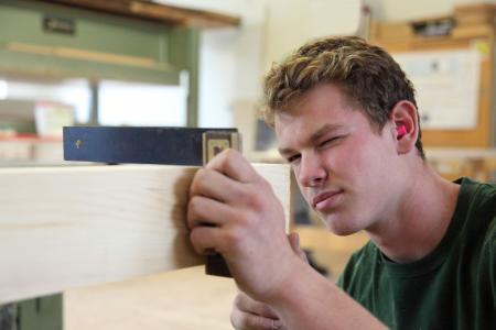 Die Azubis im Schreiner-Handwerk haben mit ihrer Lehre die Zukunft fest im Visier. Über 200 junge Menschen in der Region Stuttgart entschieden sich im vergangenen Jahr für diesen attraktiven Ausbildungsberuf. Foto: www.amh-online.de
