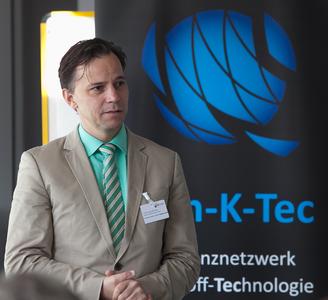 Prof. Ulf Breuer, Mitglied des Vorstands von CC Südwest, begrüßte die Teilnehmer beim dritten Kom-K-Tec Seminar "Metall-Substitution – hoch belastet trifft leicht" in Kaiserslautern