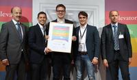 Dr. Helmut Kessler, stv. IHK-Hauptgeschäftsführer (von links) mit den Gewinnern des Elevator Pitch BW - Regional Cup Heilbronn-Franken Oliver Pfeifer, Jan Handel und Philipp Schmid sowie Arndt Upfold vom Ministerium für Finanzen und Wirtschaft Baden-Württemberg. Foto: Marquart