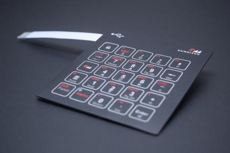 Dank Kupfer lassen sich kleinste Elektronikbauteile direkt in die Folientastatur integrieren. Das Flachbandkabel wird dadurch schmaler und ist direkt mit USB kompatibel