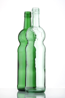 O-I hat passend zur Fußball-Weltmeisterschaft eine Weinflasche entwickelt. In der weißen Flasche wird ein Rosé aus der Region Côtes-de-Gascogne abgefüllt. In der grünen Flasche ein roter Bordeaux