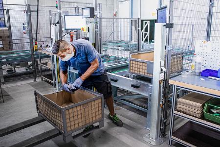 Beim eigens eingerichteten Kommissionierplatz kann mayr® die Waren vom automatisierten K-Platz ausschleusen und außerhalb der Anlage kommissionieren
