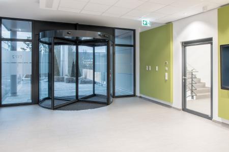 The new BACnet building automation system GEZE Cockpit makes buildings really smart. Doors and windows can now also be integrated into a building system, and operated and monitored from a central location, Photo and pictures: GEZE GmbH
