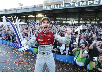 Daniel Abt in Siegerpose / Bildquelle: Audi AG