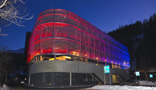 Lighted valley station of the Gaislachkogl cable car with a roof construction made of foils from 3M Dyneon ETFE © Bergbahnen Sölden, A. Niederstrasser