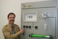 Herr Schildbach zeigt die Funktion der SMI-Control Unit