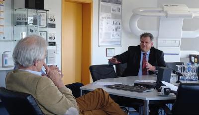 Gründer und Geschäftsführer der MedTec Axel Muntermann (l.) und Landtagsabgeordneter Stephan Grüger (r.)