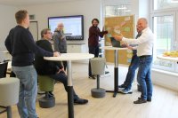 Kreative Workshops kurbeln bei SELVE Innovationen an: Im interdisziplinären Ideenteam ging es unter „2G+“-Bedingungen an die Auswahl und nähere Beleuchtung von etlichen neuen Ansätzen und Vorschlägen, die im großen Ideenspeicher gesammelt wurden (für das Foto wurden kurz die Masken abgenommen).
Foto: SELVE