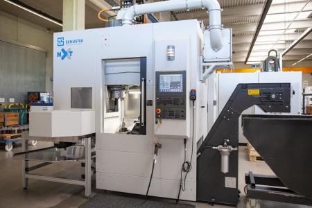 Die Schuster nxt ist die aktuelle Vertikaldrehmaschine der Schuster Maschinenbau GmbH. Zusammen mit dem Project-Engineering-Team von CERATIZIT wurde ein Werkzeugkonzept ausgearbeitet, mit dem sich auch komplexeste Bauteile in höchster Qualität realisieren lassen