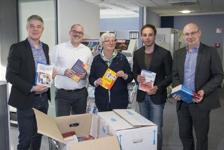 (v. li.) Marc Platthaus (Chefredakteur "Laborpraxis"), Wilhelm Ott (Schulleiter), Dr. Sebastian Schneider und Angelika Benz (alle drei Klara-Oppenheimer-Schule), Dr. Gunther Schunk (Vogel Communications Group) / Fotohinweis: J. Untch/Vogel Communications Group