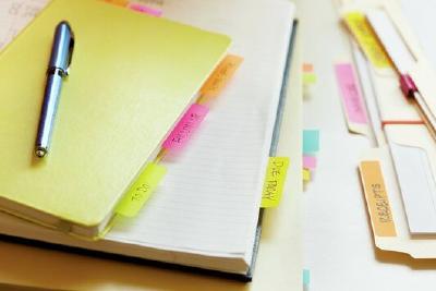 Post-it Indexstreifen sind perfekte Lesezeichen und verleihen Kalender, Unterlagen & Co. Struktur / Foto: 3M
