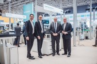 Freuen sich über die strategische Technologie-Partnerschaft:
Ulrich Leidecker, COO, Phoenix Contact; Gerhard Borho – Vorstand Information Technology and Digitalisation, Festo; Thomas Böck – Vorstandsvorsitzender, Festo und
Frank Stührenberg, CEO, Phoenix Contact( Reihenfolge: von links nach rechts) Freuen sich über die strategische Technologie-Partnerschaft:
Ulrich Leidecker, COO, Phoenix Contact; Gerhard Borho – Vorstand Information Technology and Digitalisation, Festo; Thomas Böck – Vorstandsvorsitzender, Festo und
Frank Stührenberg, CEO, Phoenix Contact( Reihenfolge: von links nach rechts)