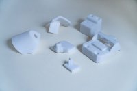 Knaus Tabbert nutzt den 3D-Druck einerseits für die Herstellung von Prototypen, andererseits werden mit dieser Technologie auch Serienkomponenten, wie beispielsweise eine Halterung für eine Alarmanlage oder den Scharniermechanismus der ausschwenkbaren Duschkabine, produziert. Für das Post Processing kommt eine S1-Anlage von AM Solutions - 3D post processing technology zum Einsatz.