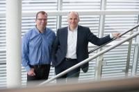 Vor 25 Jahren haben Peter Rutgers (l.) und Denis Schipper DEMCON gegründet. Seit-dem ist das Unternehmen dynamisch gewachsen. Nun kommt die Systec Industrial Systems GmbH hinzu, die von Denis Schipper als CEO geleitet wird. (Bild: DEMCON)