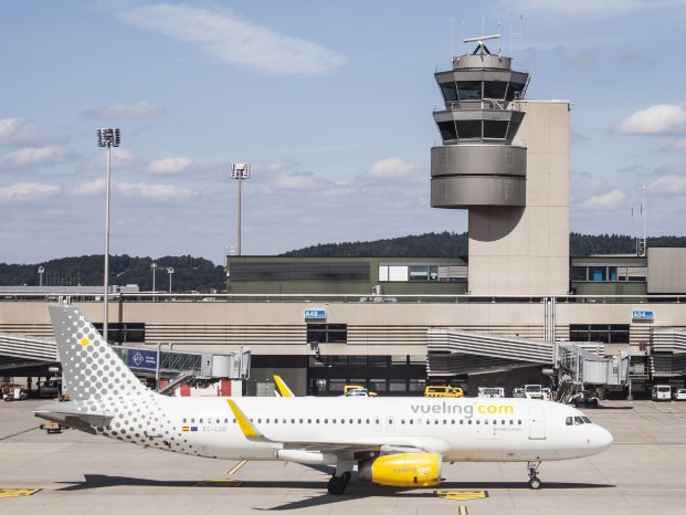F2_Kontrolle über den Flugverkehr - Tower Flughafen Zürich.jpg