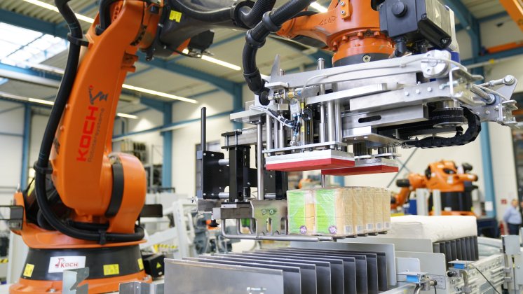 KOCH_Vollautomtische Palettierung von Schrumpfpaketen.jpg