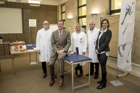 Freuten sich, dass das Angebot zur Herz-Untersuchung von den HARTING Mitarbeitenden sehr gut angenommen wurde: Dr. Klaus Peter Mellwig, Herz- und Diabeteszentrum NRW; Philip Harting, Vorstandsvorsitzender und persönlich haftender Gesellschafter HARTING Technologiegruppe; Claudia Putzka, Herz- und Diabeteszentrum NRW; Dr. Henning Schmidt, Herz- und Diabeteszentrum NRW; und Melanie Hülsmann, Personalreferentin und zuständig für das betriebliche Gesundheitsmanagement bei HARTING (von links nach rechts)