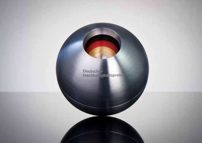 Pressefoto_Deutscher_Nachhaltigkeitspreis_Preisstatuette_Fotocredit_Frank_Fendler_2021.jpg