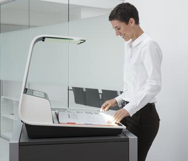 So bequem und schön kann Kopieren sein: Beim Zeutschel zeta werden die Aktenordner, Ringbücher, Verträge oder Zeitschriften einfach aufgeschlagen und von oben per Scan digitalisiert. Er verbindet innovative Technologie mit ästhetischer Form und großem Nutzen - kompakt, schlicht und schön.