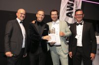 Übergabe des IFOY-Award an die HUNIC GmbH für das SoftExo Lift v.l.n.r.: Thilo Jörgl (IFOY), Simon Planken (CSO HUNIC), Jan Rupprich (Ergonomic Coach HUNIC), Steffen Bersch (Vorstandsvorsitzender des VDMA-Fachverbands Fördertechnik und Intralogistik) Übergabe des IFOY-Award an die HUNIC GmbH für das SoftExo Lift v.l.n.r.: Thilo Jörgl (IFOY), Simon Planken (CSO HUNIC), Jan Rupprich (Ergonomic Coach HUNIC), Steffen Bersch (Vorstandsvorsitzender des VDMA-Fachverbands Fördertechnik und Intralogistik)
