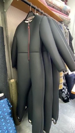 PM 07_26 Bild 4 Auswahl Skisprunganzüge schwarz.jpg