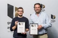 Marcel Rothenbusch (Comdeluxe) und Philipp Donnert (Method Park) prä-sentieren die Urkunden des German Brand Award 2018