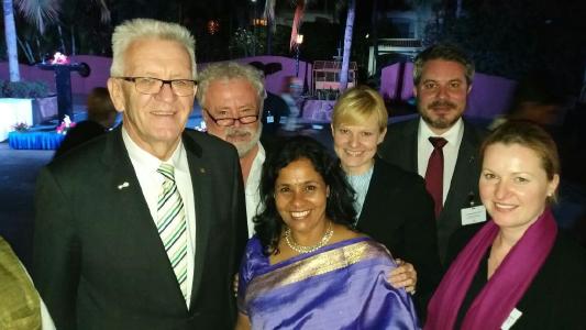 von links nach rechts: Winfried Kretschmann MdL, Klaus-Peter Murawski (Staatsminister des Staatsministeriums), Anandi Iyer (Fraunhofer Repräsentanz in Bangalore), Susanne Schatzinger (Fraunhofer IAO), Peter Fischer (Fraunhofer ICT), Katja Schenke-Layland (Fraunhofer IGB). Nicht im Bild ist Simone Kimpeler (Fraunhofer ISI)