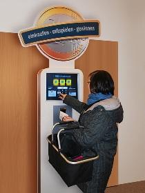Kundin an der prudsys "Slotmachine" im Edeka Markt Soba
