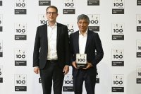 Ranga Yogeshwar übergibt den TOP 100 Award an Andreas Zühlcke, Vice President Product Management und Marketing bei ProMinent