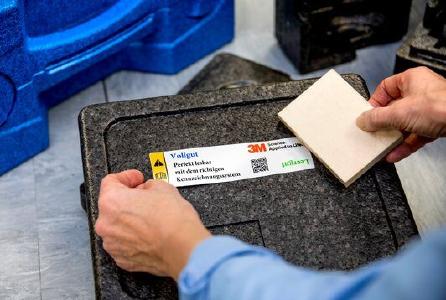 Eine spezielle 3M Polypropylen-Folie kennzeichnet niederenergetische Oberflächen einfach und zuverlässig / Foto: 3M