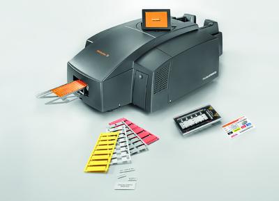 Weidmüller "PrintJet ADVANCED": Der "PrintJet ADVANCED" ist als "one stop shop" Drucker mit serienmäßigem Farbdruck von Kunststoff- oder Metallmarkierern ausgelegt / Der Drucker setzt neue Maßstäbe hinsichtlich Handhabung, Druckbild, Schnelligkeit und Langlebigkeit der Beschriftung
