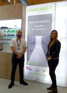 Gemeinsam für die digitale Schule der Zukunft: Dario Wagner und Katharina Njari, IT-Experten der Heidelberg iT, am Gemeinschaftsstand mit TP-Link Deutschland (Halle 2 / J23) auf der Learntec 2020 in Karlsruhe. Foto: TP-Link