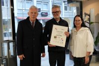 Auszeichnung für den zweiten Paltz beim Gründerwettbewerb Innenstadt Heilbronn für Wolfgang Frommer (Mitte) und sein Studio Dreipunkteins. Die Urkunde gab es von OB Harry Mergel und IHK-Präsidentin Kirsten Hirschmann. Foto: IHK Heilbronn-Franken/A. Lukesch