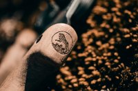 Markenlogo im Holzgriff der Einhandschere eingelasert