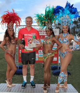 Während der Siegerehrung beim SoleCup in Schönebeck wurde Tristan Schwandke von den bezaubernden Tänzerinnen der "Tangará Brasil Dance" aus Berlin eingerahmt (Bild: Elmo Schwandke)