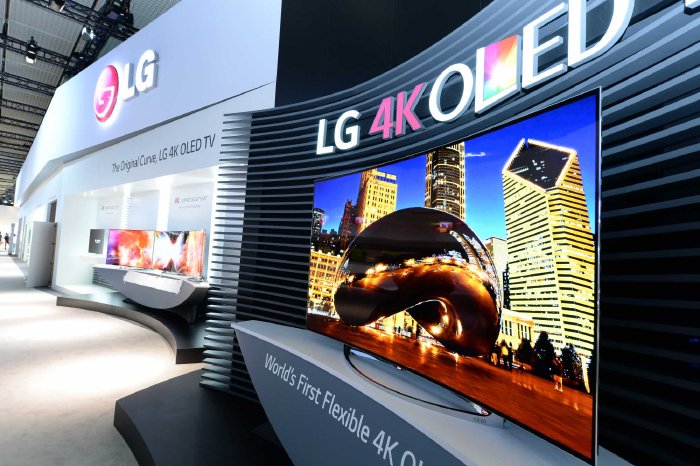 Bild_CES Innovations Awards 2015_LG flexible OLED TV.jpg