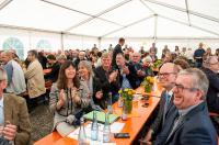 Umweltministerin Ulrike Höfken (mit grüner Mappe) feiert gemeinsam mit der den Bürgern der Gemeinde Lahr, SOLIX Energie und ABO Wind die Einweihung des Bürgerwindrades