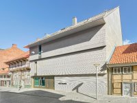 Exakt eingepasst: Das Kunsthaus Göttingen bezieht sich auf seine mittelalterlichen Nachbarn, zeigt aber auch klar, dass es sich um einen Neubau handelt
