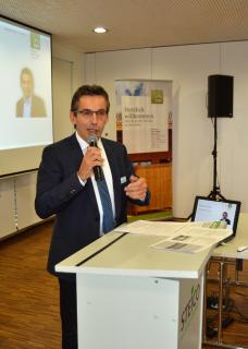 Holzbau-Vorteile erklären: Zu Beginn der traditionellen DHV-Herbstfachtagung, die dieses Jahr bei der STEICO SE in Feldkirchen stattfand, rief Verbandspräsident Erwin Taglieber die rund 120 Teilnehmer/-innen auf, das Werben für das Bauen mit Holz 2017 weiter zu verstärken. (Bild: Achim Zielke für den DHV, Ostfildern; www.d-h-v.de)