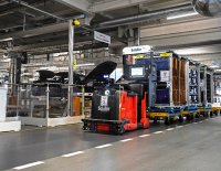Autonomer Transport von 500 Tonnen Material vom Lager zur Montage täglich dank Digitalisierung und Autonomisierung der Logistikaufgaben mit der fahrerlosen Routenzug-Flotte von Schiller Automatisierungstechnik GmbH