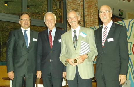 Preisträger Dr. rer. nat. Uwe Feldmann mit Dr.-Ing. Jürgen Haase, Prof. Dr. Wolfgang Rosenstiel und Laudator Prof. Dr. Erich Barke, Vorstandsmitglieder im edacentrum.