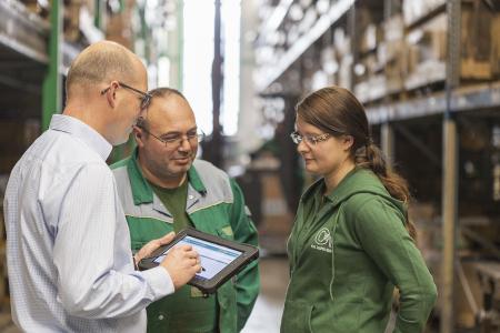 Die Gießerei Karl Casper setzt auf eine durchgängige Industrie 4.0-Lösung, hier im Bild links Geschäftsleiter Malte Lüking (Foto: Casper Guss)