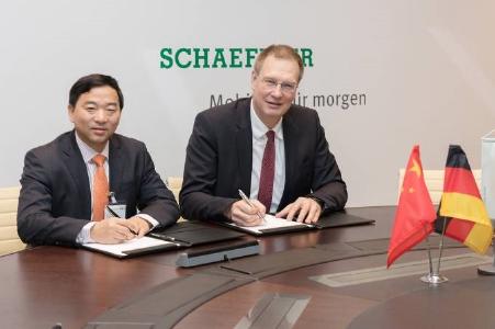 CPS CEO Qian Gang and Oliver Jung, Chief Operating Officer at Schaeffler sign the strategic partnership agreement, Photo: Schaeffler