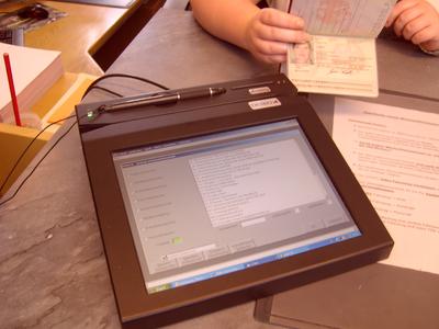 Ausweise werden über den Durchzugsleser im Tablet Kiosk ausgelesen.