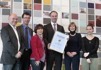 Über die Auszeichnung freuen sich (von links): Jürgen Krichbaum (Referent), Franz Xaver Neuer (Leiter Caparol Technik), Ute Schader, René Ohl (Leiter Caparol Akademie), Andrea Wagner (Seminar-Organisation) und Selina Schiek (Auszubildende) / Foto: Caparol Farben Lacke Bautenschutz