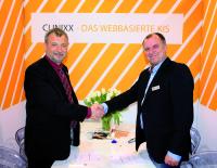 Ralf Günther (Geschäftsführer Marabu) und Jörg Reichardt (Geschäftsführer AMC) nach der Vertragsunterzeichnung auf der conhIT